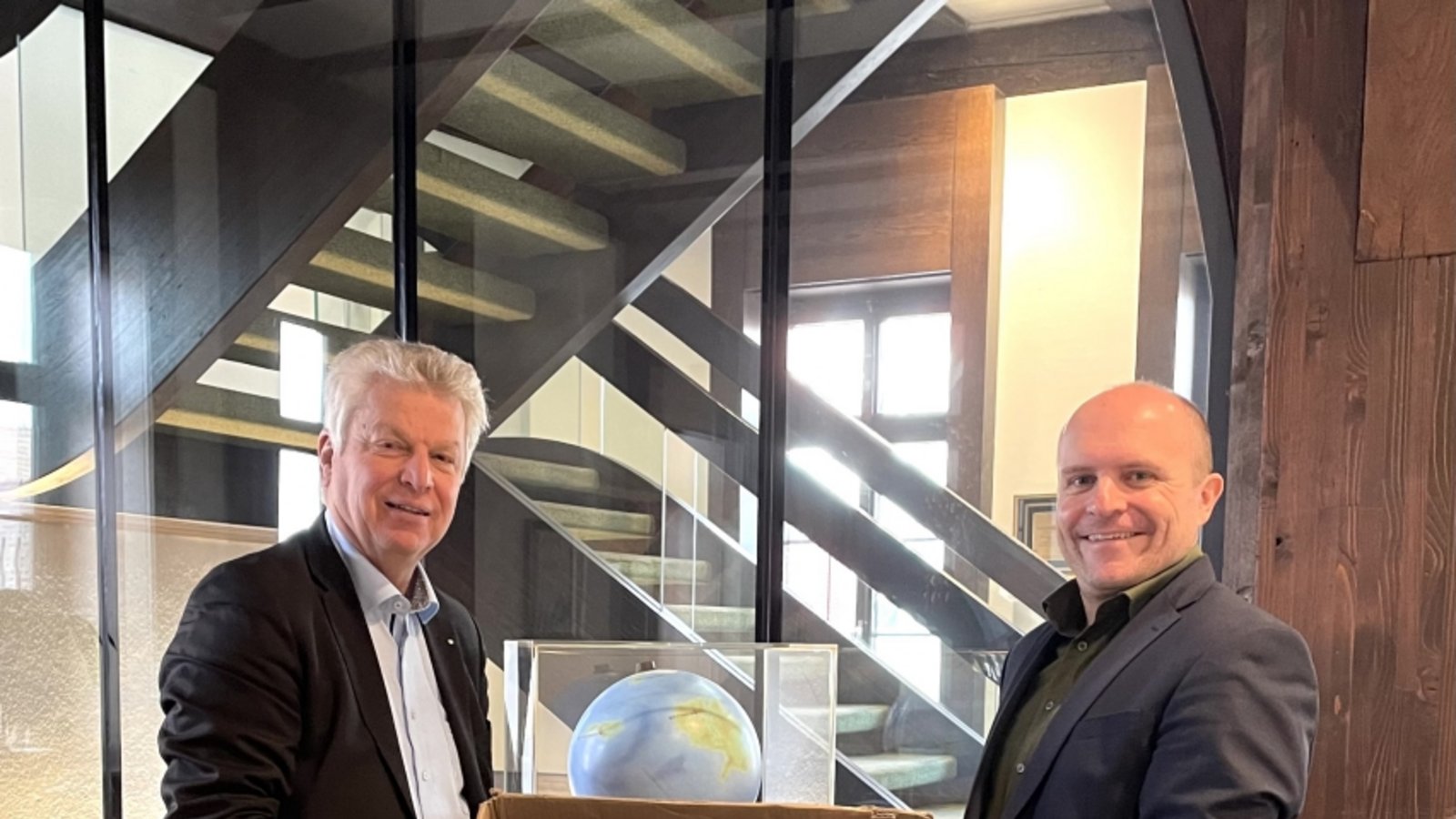 Markus Stammberger (rechts), der Initiator der Charity-Aktion, und Schirmherr Jürgen Kessing freuen sich über das Ergebnis. Foto: p Markus Stammberger (rechts), der Initiator der Charity-Aktion, und Schirmherr Jürgen Kessing freuen sich über das Ergebnis. Foto: p