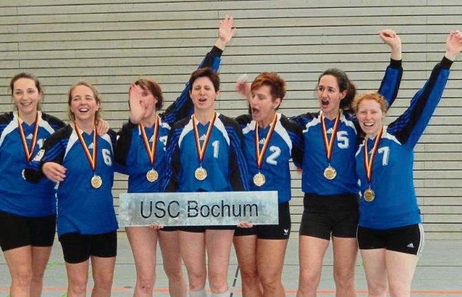 Die Spielerinnen des USC Bochum freuen sich über den Titel bei der Faustball-DM der Frauen 30 in Schwieberdingen. Foto: privat