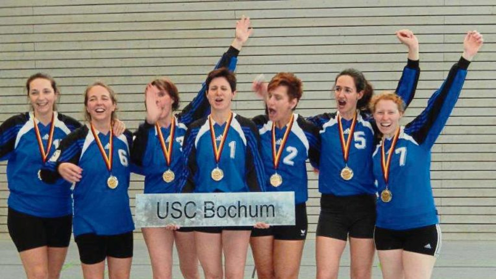 Die Spielerinnen des USC Bochum freuen sich über den Titel bei der Faustball-DM der Frauen 30 in Schwieberdingen. Foto: privat Die Spielerinnen des USC Bochum freuen sich über den Titel bei der Faustball-DM der Frauen 30 in Schwieberdingen. Foto: privat