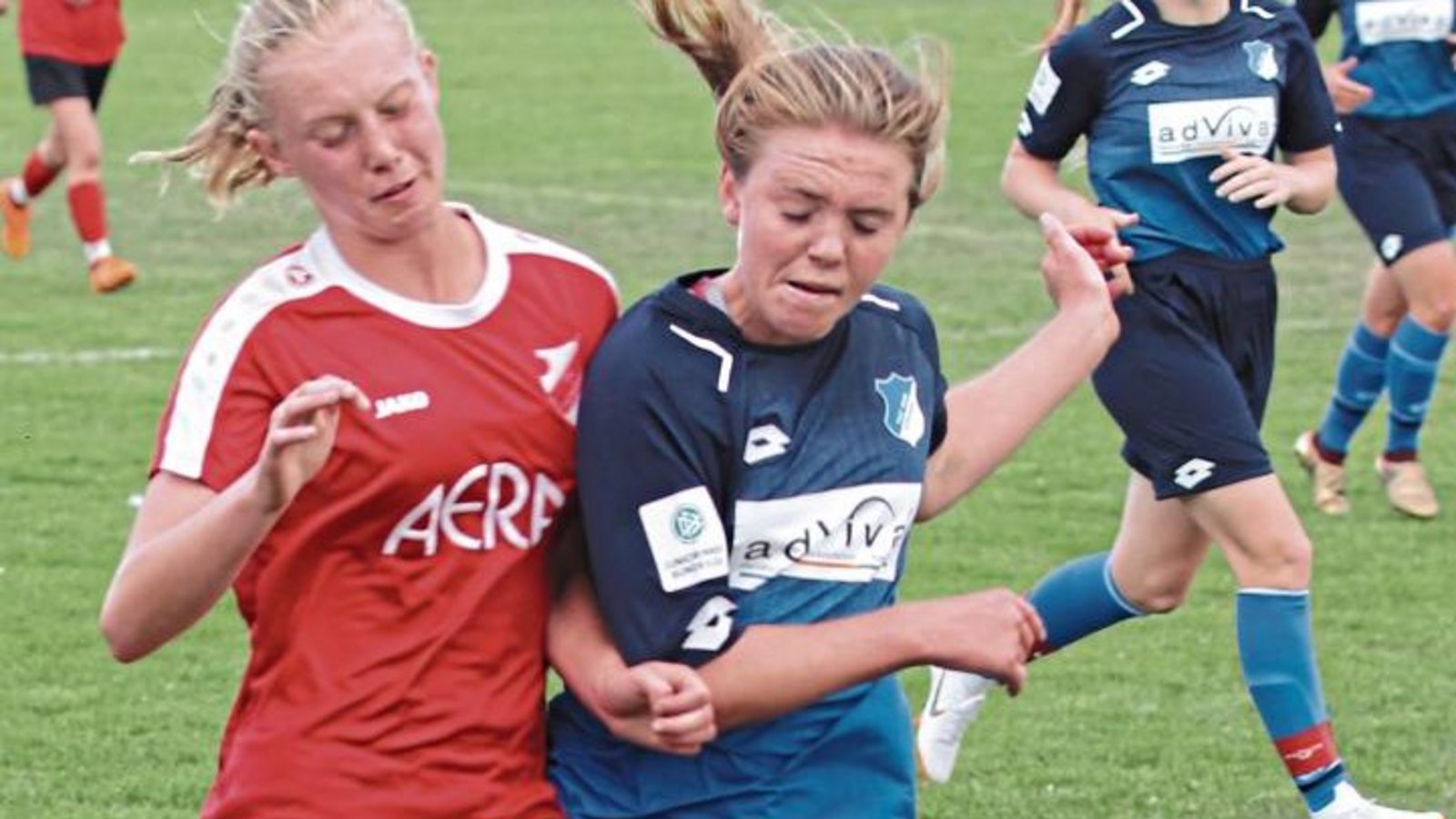 Horrheims Sina Röhm (links) wird im Spiel gegen die B-Juniorinnen der TSG 1899 Hoffenheim hart angegangen. Foto: Nachreiner Horrheims Sina Röhm (links) wird im Spiel gegen die B-Juniorinnen der TSG 1899 Hoffenheim hart angegangen. Foto: Nachreiner