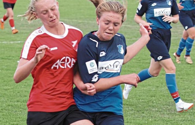 Horrheims Sina Röhm (links) wird im Spiel gegen die B-Juniorinnen der TSG 1899 Hoffenheim hart angegangen. Foto: Nachreiner