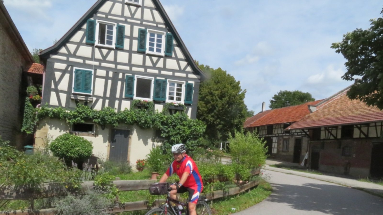 Der Leinfelder Hof wird passiert.