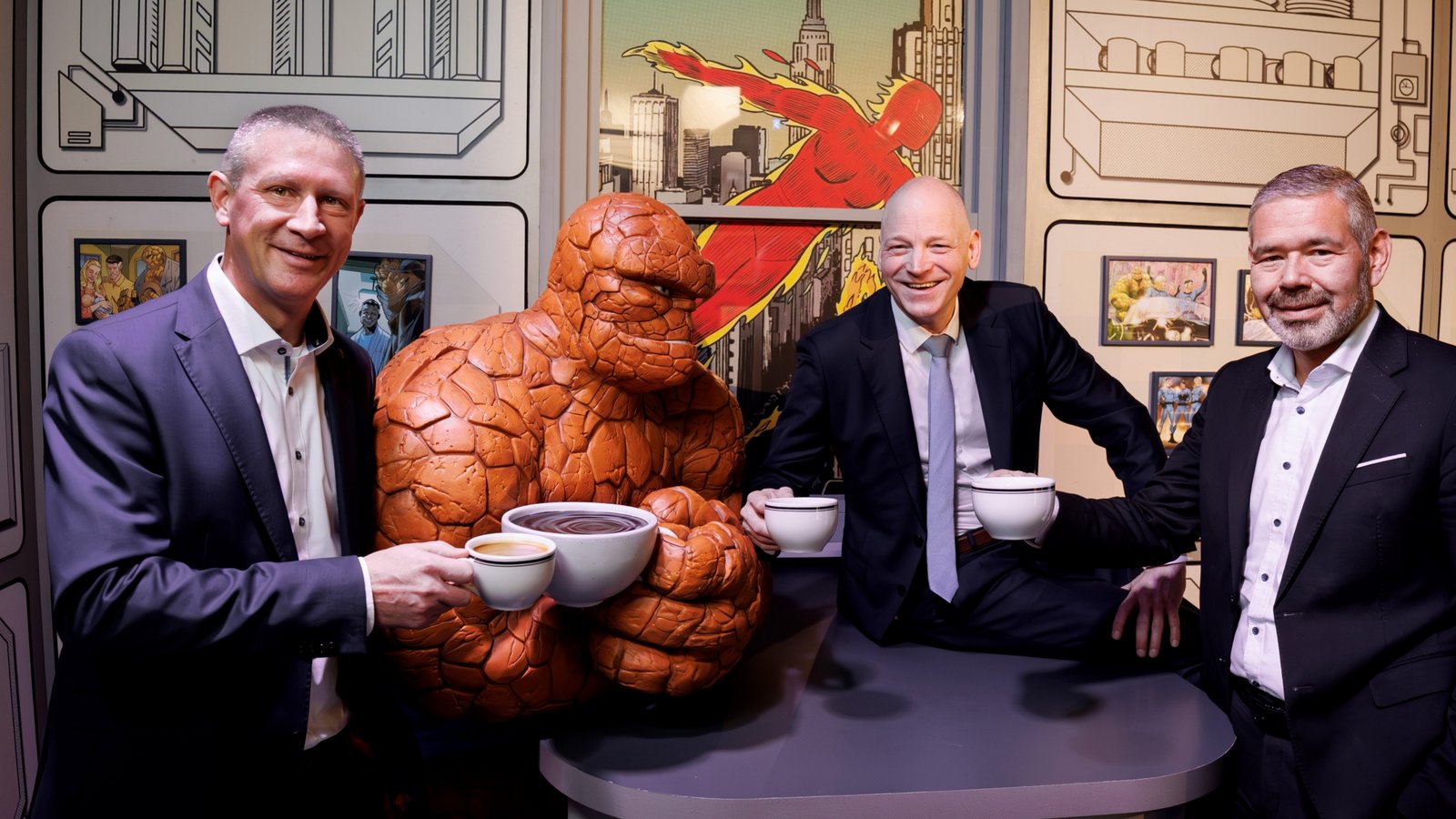 Auch wenn Markt-Vorstand Frank Kraaz, Vorstandsvorsitzender Timm Häberle und der stellvertretende Vorstandsvorsitzende Heiko Herbst (von links) hier mit „Das Ding“ von den Fantastic Four fürs Foto posieren – so sehen sich die Männer selbst nicht als Superhelden. Das sind in ihren Augen andere, wie sie beim Pressegespräch zur Bilanz 2025 betonen. Foto: VR-Bank/Michael Fuchs Auch wenn Markt-Vorstand Frank Kraaz, Vorstandsvorsitzender Timm Häberle und der stellvertretende Vorstandsvorsitzende Heiko Herbst (von links) hier mit „Das Ding“ von den Fantastic Four fürs Foto posieren – so sehen sich die Männer selbst nicht als Superhelden. Das sind in ihren Augen andere, wie sie beim Pressegespräch zur Bilanz 2025 betonen. Foto: VR-Bank/Michael Fuchs