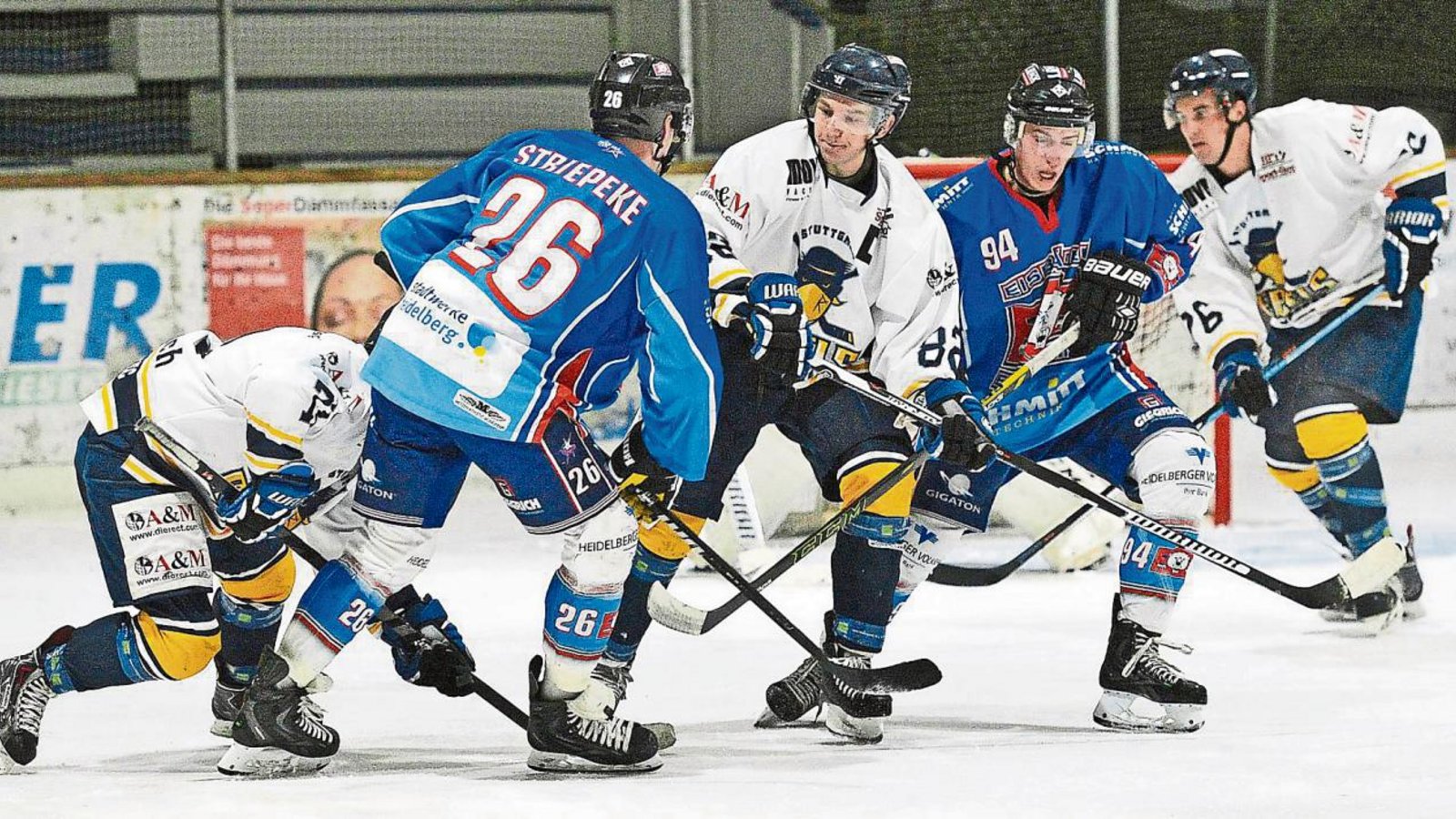 Die Eisbären Eppelheim hielten die Stuttgart Rebels (in Weiß) meist gut weg vom eigenen Tor, verloren dennoch mit 3:9 – gegen Liga-Primus EHC Zweibrücken wird die Aufgabe kniffliger. Foto: Gerold