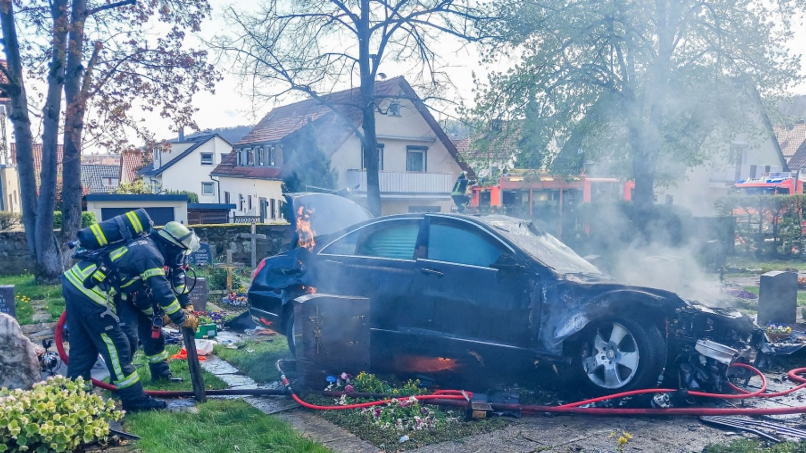 Einsatz auf dem Friedhof in Gerlingen. Foto: KS-Images.de/Andreas Rometsch