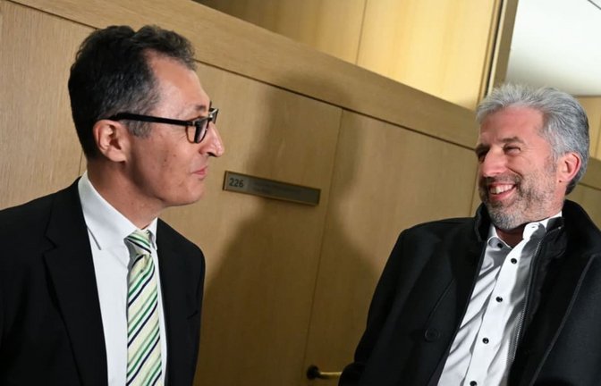 Cem Özdemir (links) und Boris Palmer am Wahlabend im Landtag in Stuttgart. Schon da suchte der Tübinger OB die Nähe zum Ministerpräsidenten.<span class='image-autor'>dpa</span>