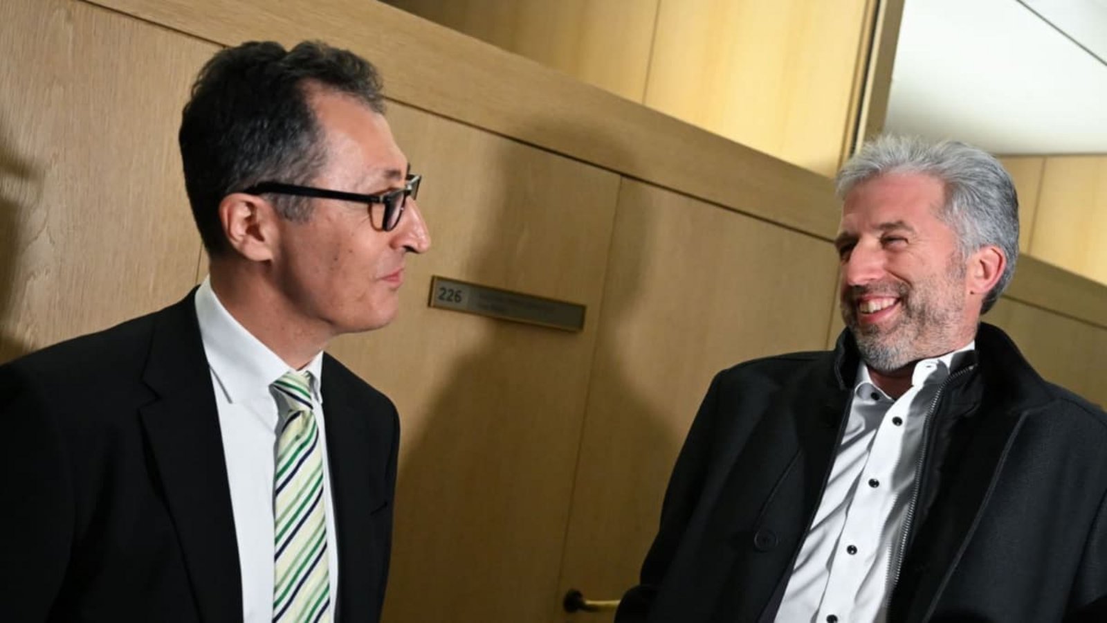 Cem Özdemir (links) und Boris Palmer am Wahlabend im Landtag in Stuttgart. Schon da suchte der Tübinger OB die Nähe zum Ministerpräsidenten.dpa Cem Özdemir (links) und Boris Palmer am Wahlabend im Landtag in Stuttgart. Schon da suchte der Tübinger OB die Nähe zum Ministerpräsidenten.dpa