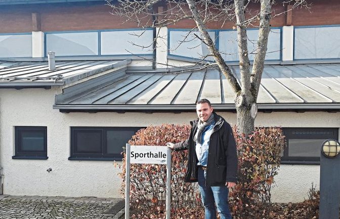 Bürgermeister Frank Wittendorfer blickt optimistisch der Sanierung des undichten Dachs der Oberriexinger Sporthalle entgegen.  Foto: Glemser