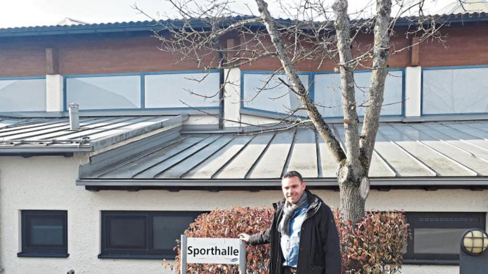 Bürgermeister Frank Wittendorfer blickt optimistisch der Sanierung des undichten Dachs der Oberriexinger Sporthalle entgegen.  Foto: Glemser