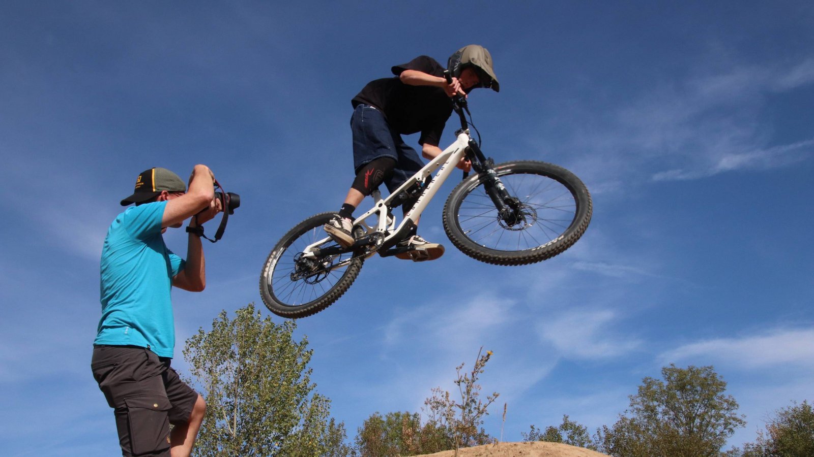 Atemberaubende Sprünge begeistern die Zuschauer beim Vaihinger Dirtpark-Fest. Foto: Arning Atemberaubende Sprünge begeistern die Zuschauer beim Vaihinger Dirtpark-Fest. Foto: Arning