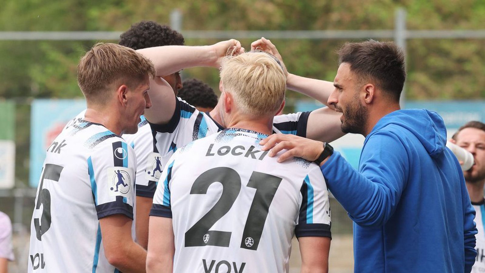 Trainer Kerem Arslan und seine Spieler Per Lockl und Nico Blank (v. re.): Die Kickers wollen in der Erfolgsspur bleiben.Foto: Pressefoto Baumann