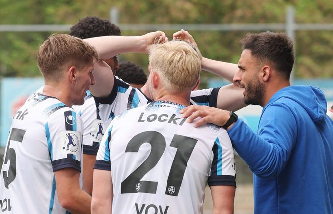 Trainer Kerem Arslan und seine Spieler Per Lockl und Nico Blank (v. re.): Die Kickers wollen in der Erfolgsspur bleiben.<span class='image-autor'>Foto: Pressefoto Baumann</span>