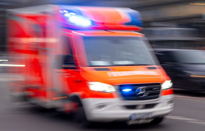 Der Fahrer erlag noch vor Ort seinen Verletzungen. (Symbolbild)<span class='image-autor'>Foto: dpa/Monika Skolimowska</span>