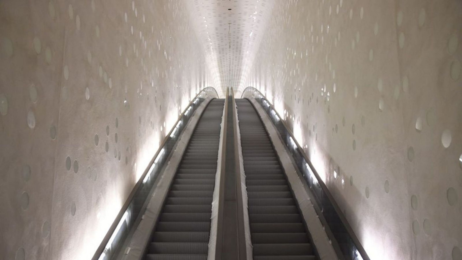 Ein hochmoderne Variante ist  die 82 Meter lange „Tube“. Sie führt Besucher der Hamburger Elbphilharmonie auf die öffentliche Plaza, eine Aussichtsplattform in 37 Metern Höhe. Nach Angaben der finnischen Herstellerfirma Kone ist die zweispurige, konvex gebogene Rolltreppe „die längste Rolltreppe Westeuropas und die weltweit einzige, die einen Bogen beschreibt“. Die Fahrt dauert zweieinhalb Minuten.Foto: dpa
