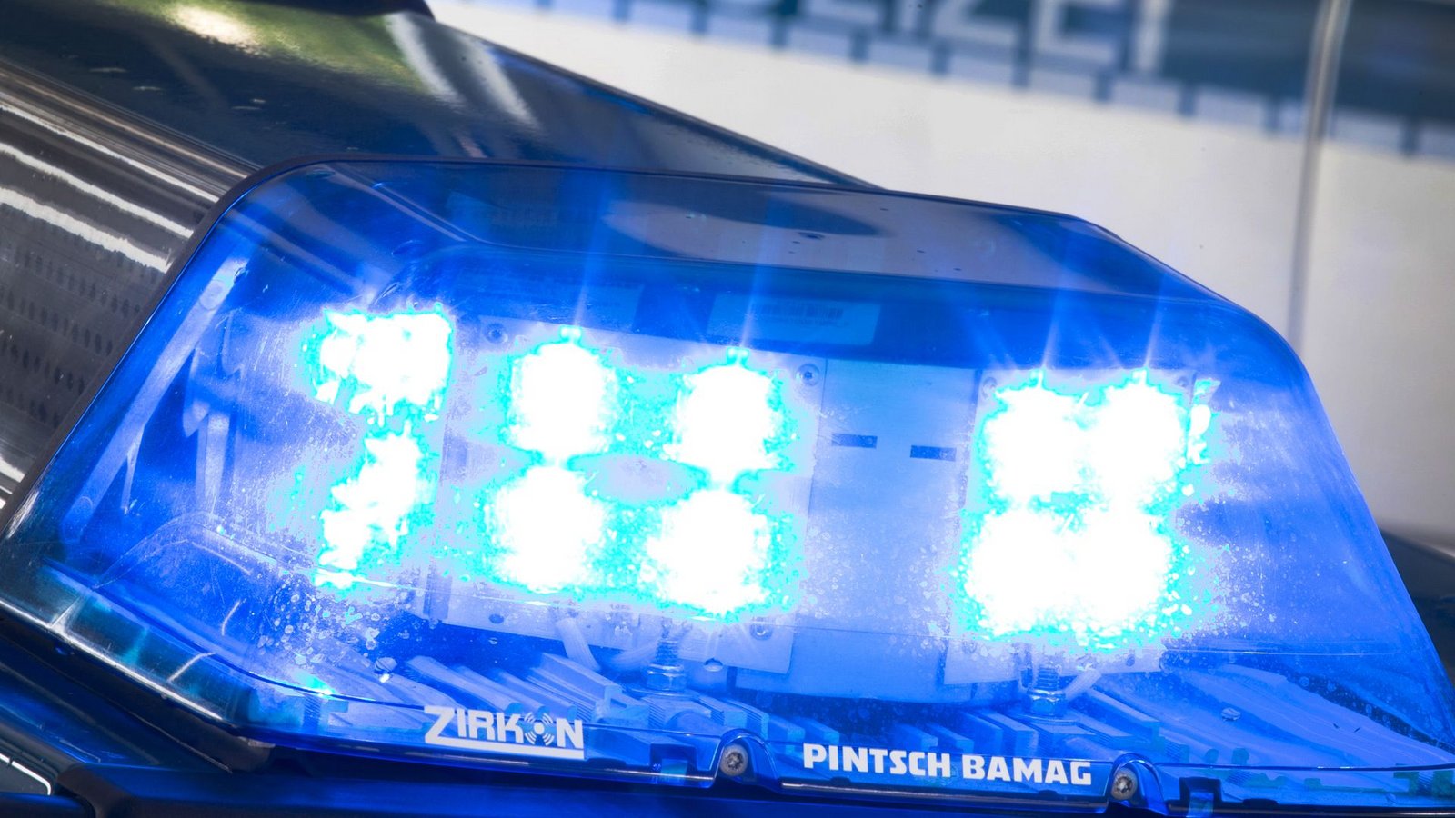 Eine 19-Jährige wird   von einem Unbekannten belästigt, sein Begleiter filmt die Tat.Foto: Friso Gentsch/dpa/Friso Gentsch