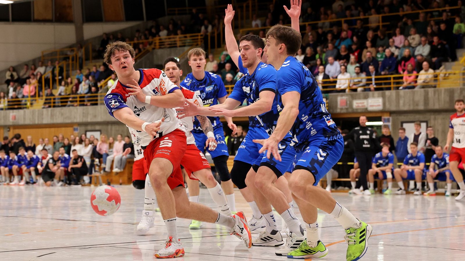 Balingens Bennet Strobel zieht ab, die TVB-Spieler Ivan Snajeder und Max Häfner (re.) versuchen ihn zu stoppen.Foto: Pressefoto Baumann Balingens Bennet Strobel zieht ab, die TVB-Spieler Ivan Snajeder und Max Häfner (re.) versuchen ihn zu stoppen.Foto: Pressefoto Baumann