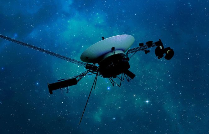 Eine künstlerische Darstellung der Raumsonde Voyager 1 der NASA auf ihrer Reise durch den interstellaren Raum bzw. den Raum zwischen den Sternen.<span class='image-autor'>Foto: JPL-Caltech/NASA/dpa</span>