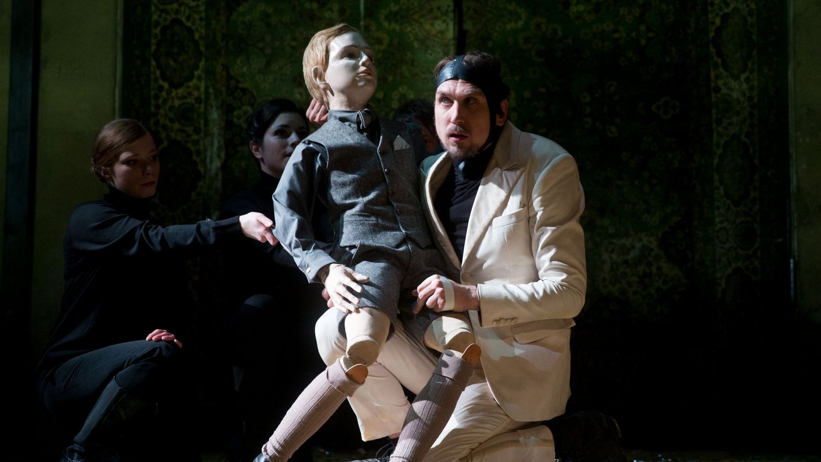 Bei einer Aufführung von "Richard III." an der Schaubühne Berlin rutscht dem Schauspieler Lars Eidinger ein Degen aus der Hand, eine Zuschauerin wird leicht verletzt. (Archivbild)Foto: Kay Nietfeld/dpa