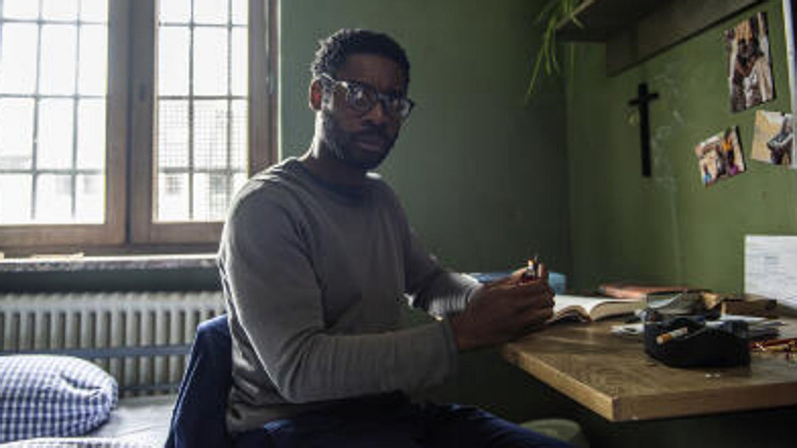 Léon Kamara (Yoli Fuller) in seiner Zelle in der JVAFoto: BR/die film gmbh/Susanne Bernhard