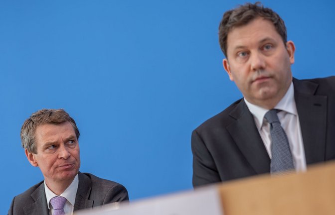 Lars Klingbeil (r,SPD), Bundesminister der Finanzen, sitzt neben Steffen Meyer, Staatssekretär im Finanzministerium, bei der Pressekonferenz zum Regierungsentwurf des Haushalts 2027 und dem Finanzplan 2028-2030.<span class='image-autor'>Foto: Michael Kappeler/dpa/Michael Kappeler</span>
