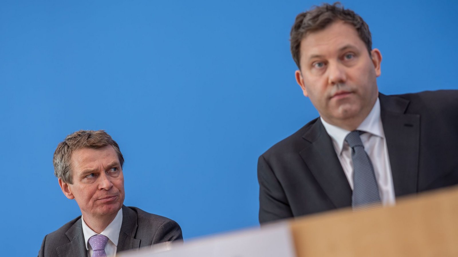 Lars Klingbeil (r,SPD), Bundesminister der Finanzen, sitzt neben Steffen Meyer, Staatssekretär im Finanzministerium, bei der Pressekonferenz zum Regierungsentwurf des Haushalts 2027 und dem Finanzplan 2028-2030.Foto: Michael Kappeler/dpa/Michael Kappeler Lars Klingbeil (r,SPD), Bundesminister der Finanzen, sitzt neben Steffen Meyer, Staatssekretär im Finanzministerium, bei der Pressekonferenz zum Regierungsentwurf des Haushalts 2027 und dem Finanzplan 2028-2030.Foto: Michael Kappeler/dpa/Michael Kappeler