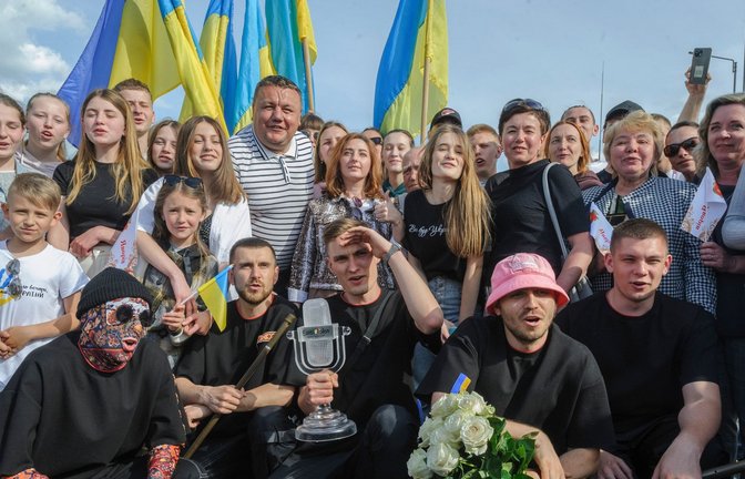 Das Kalush Orchestra mit Fans an der ukrainisch-polnischen Grenze.<span class='image-autor'>Foto: Mykola Tys/AP/dpa</span>
