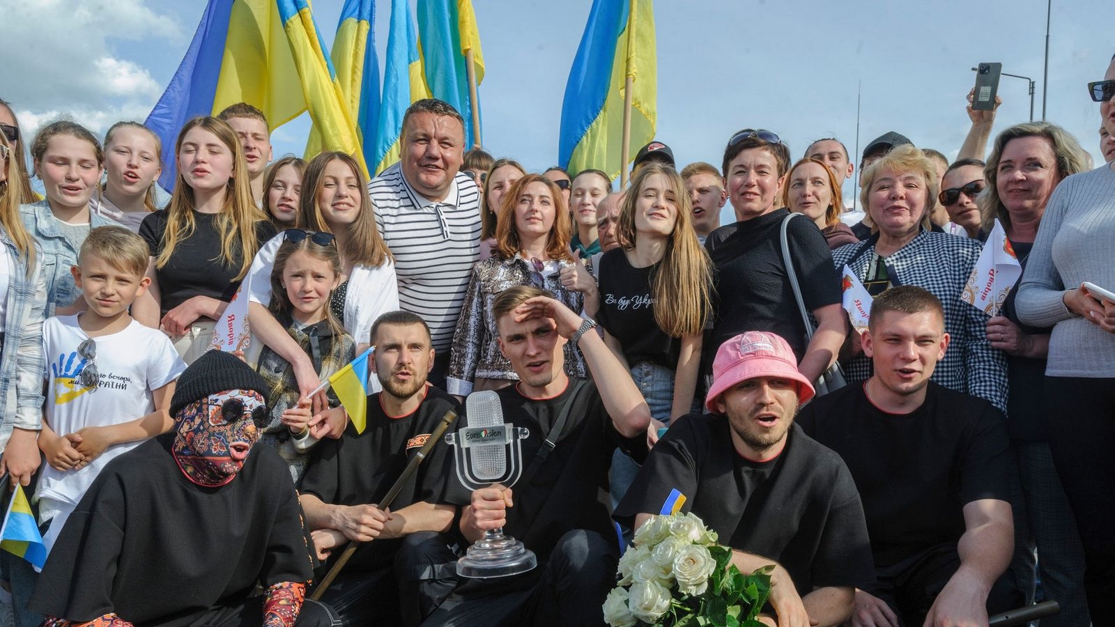 Das Kalush Orchestra mit Fans an der ukrainisch-polnischen Grenze.Foto: Mykola Tys/AP/dpa