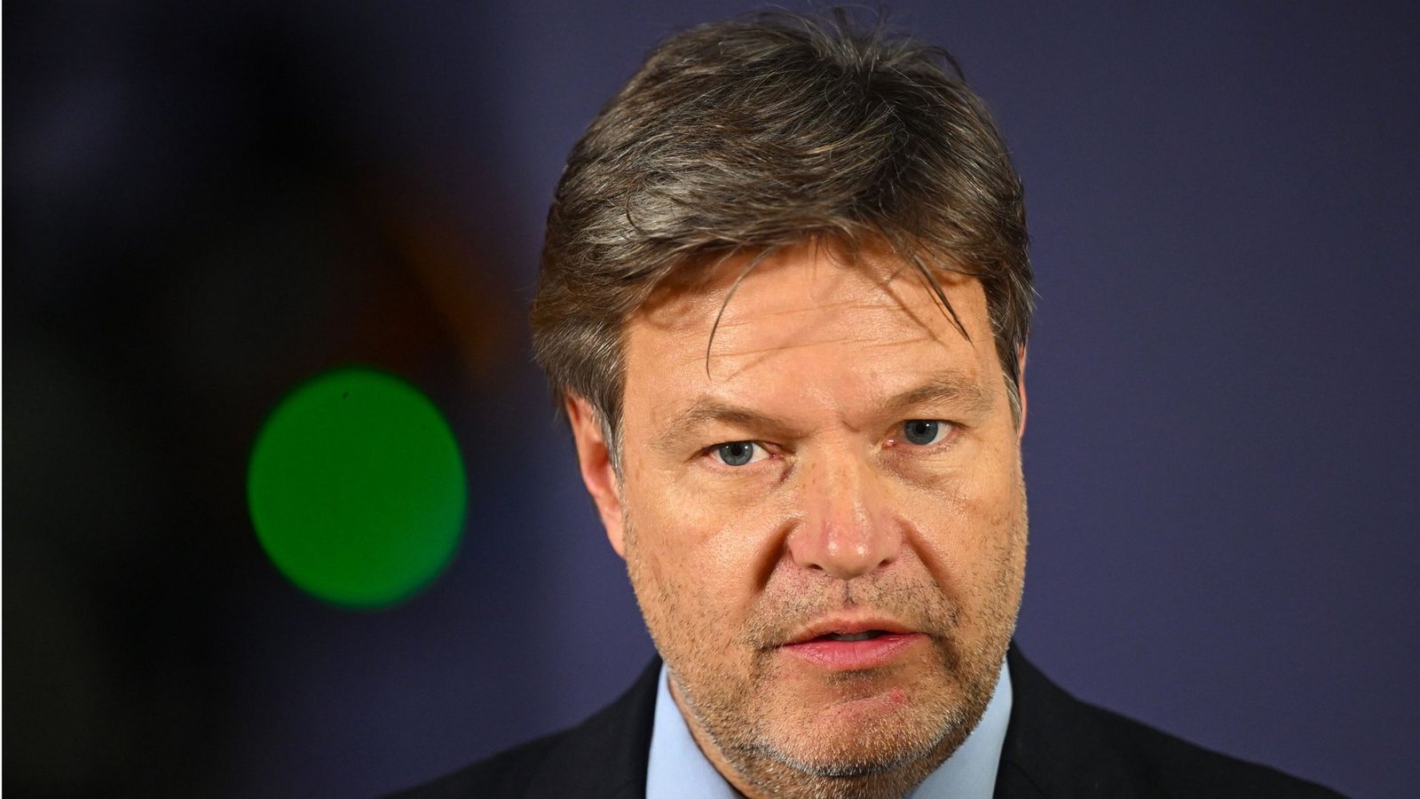 Vizekanzler Habeck hat eine Strategie vorgestellt, wie industrielle Sektoren klimaneutraler werden können.Foto: dpa/Soeren Stache Vizekanzler Habeck hat eine Strategie vorgestellt, wie industrielle Sektoren klimaneutraler werden können.Foto: dpa/Soeren Stache