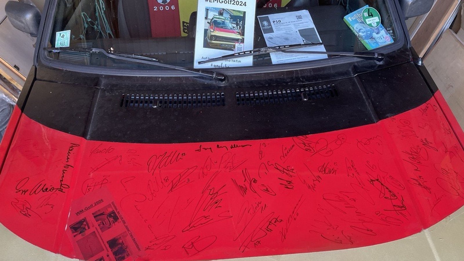 Auch die Motorhaube ist mit zahlreichen Signaturen übersät.Foto: privat