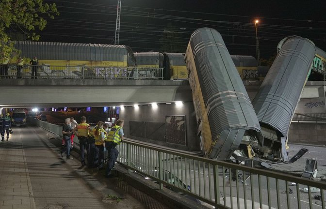 Die Waggons stürzten auf die Straße.<span class='image-autor'>Foto: Ehsan Monajati/dpa</span>