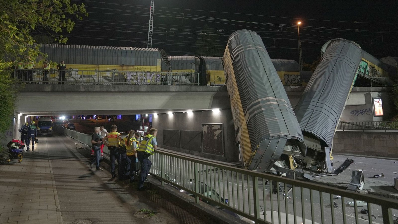 Die Waggons stürzten auf die Straße.Foto: Ehsan Monajati/dpa