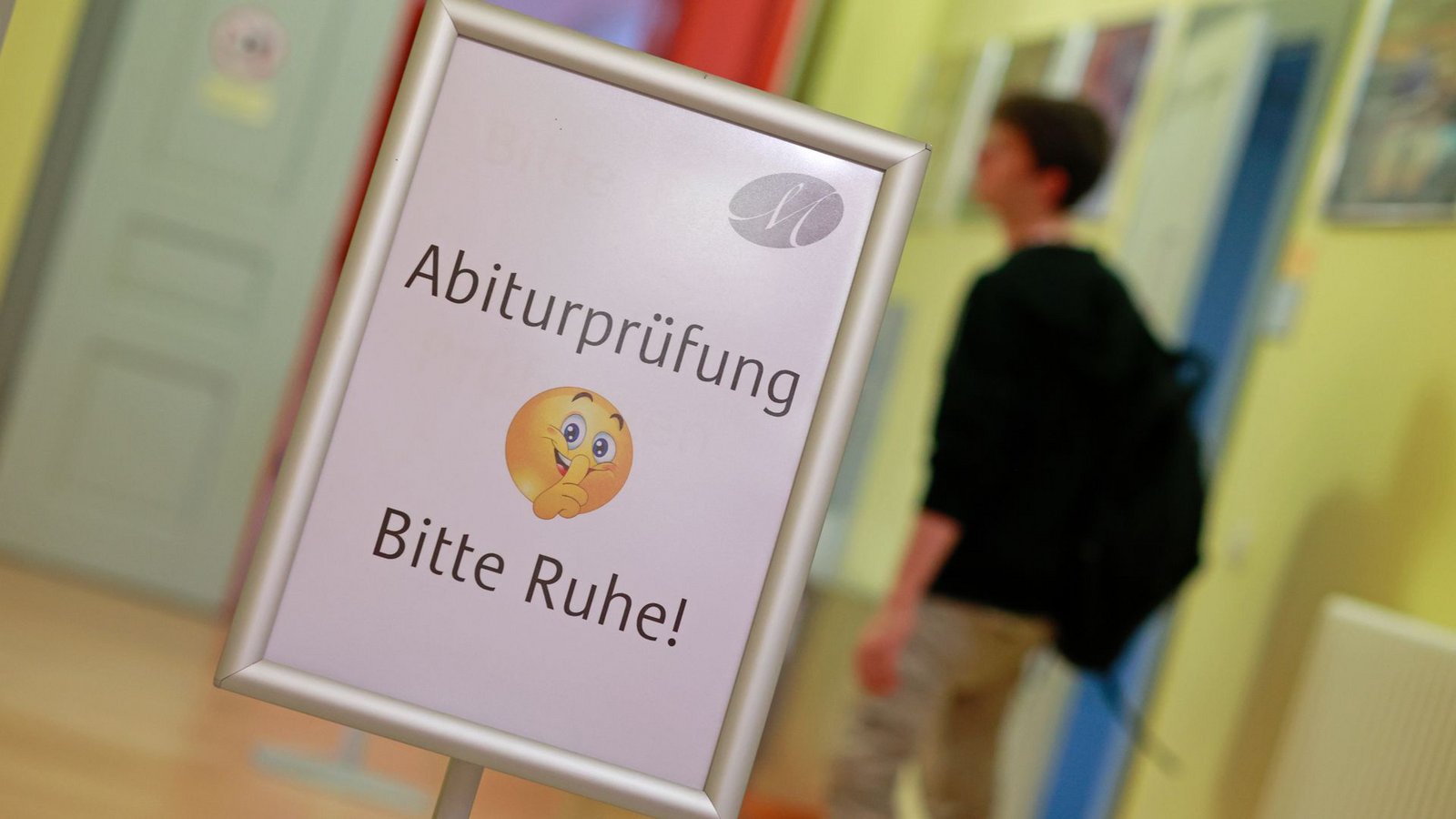 Während der Abiturprüfungen sind in den Schulhäusern oft einzelne Schultrakte gesperrt und die Pausenklingel ist abgestellt, damit die angehenden Abiturientinnen und Abiturienten nicht gestört werden.Foto: /dpa
