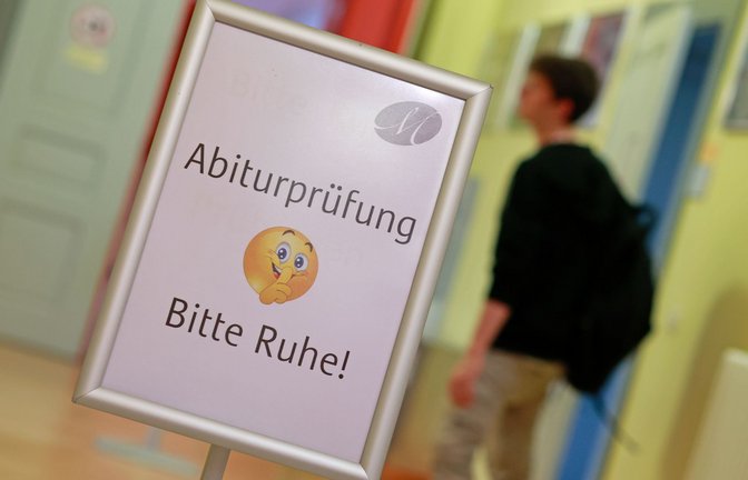 Während der Abiturprüfungen sind in den Schulhäusern oft einzelne Schultrakte gesperrt und die Pausenklingel ist abgestellt, damit die angehenden Abiturientinnen und Abiturienten nicht gestört werden.<span class='image-autor'>Foto: /dpa</span>