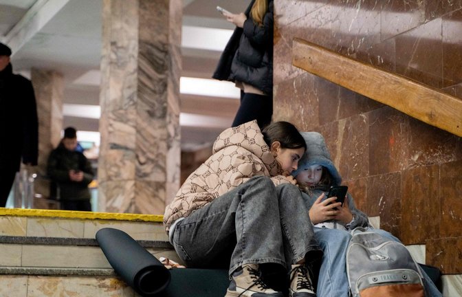 Nacht für Nacht suchen Menschen in der Ukraine Schutz vor russischen Luftangriffen – wie hier in der Kiewer Metro.<span class='image-autor'>Foto: AFP/TETIANA DZHAFAROVA</span>