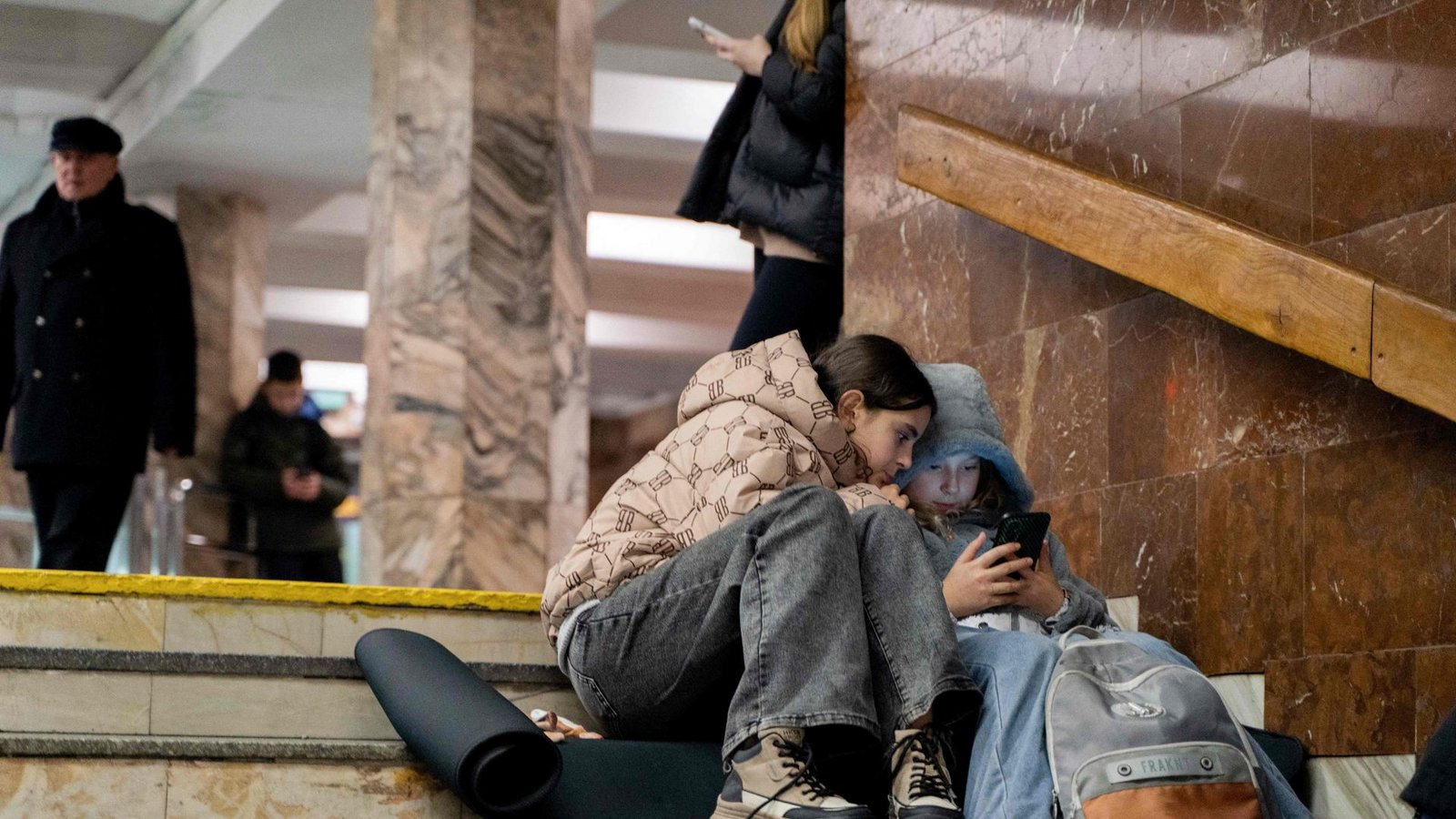 Nacht für Nacht suchen Menschen in der Ukraine Schutz vor russischen Luftangriffen – wie hier in der Kiewer Metro.Foto: AFP/TETIANA DZHAFAROVA