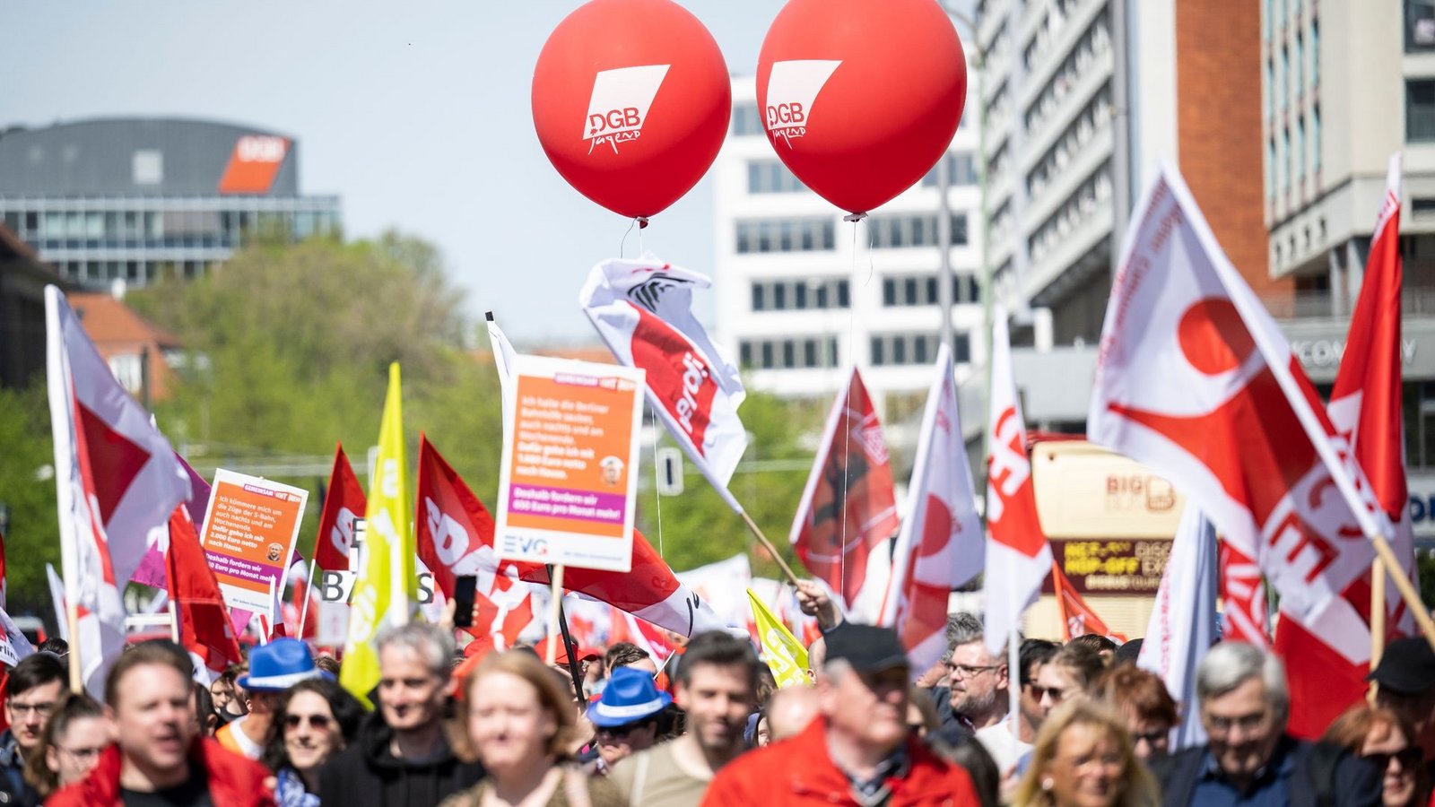 2023: Am Tag der Arbeit findet eine Demonstration des Deutschen Gewerkschaftsbundes (DGB) unter dem Motto "Ungebrochen solidarisch" statt.Foto: Hannes P Albert/dpa