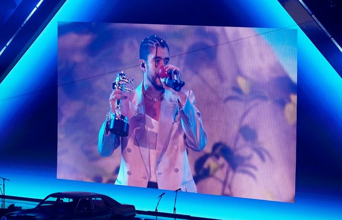 Bad Bunny wurde bei den MTV Video Music Awards als "Künstler des Jahres" ausgezeichnet.<span class='image-autor'>Foto: Charles Sykes/Invision/AP/dpa</span>