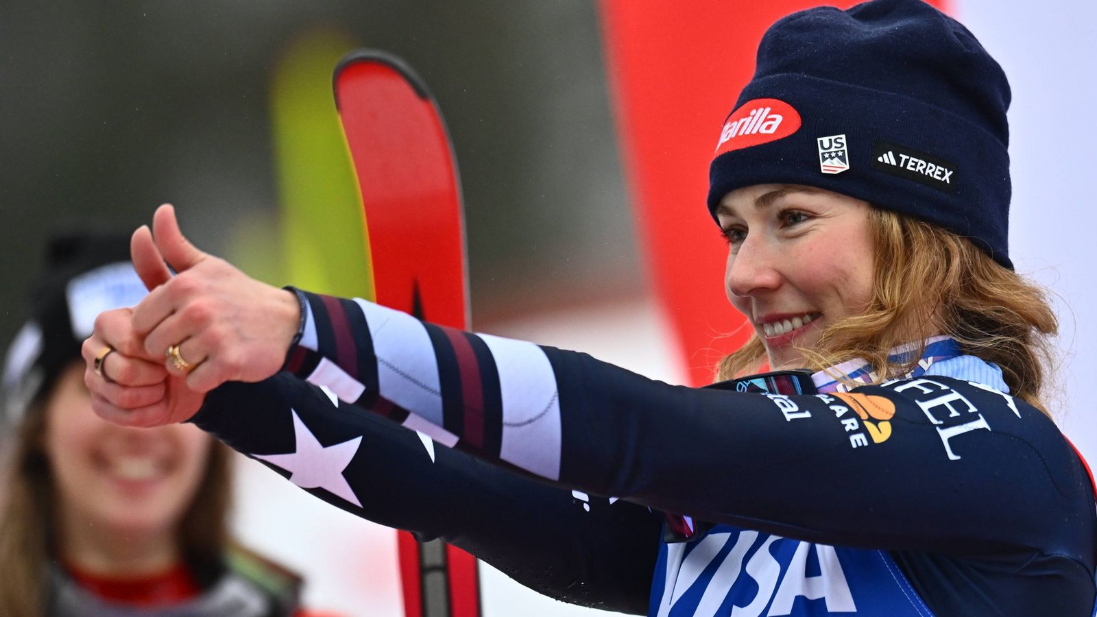 Mikaela Shiffrin, Ski alpinSchon jetzt gilt Mikaela Shiffrin (30) als beste Skifahrerin der Geschichte. Zwei Goldmedaillen bei Olympischen Spielen, acht WM-Titel, 108 Weltcup-Erfolge (22 mehr als der legendäre Ingemar Stenmark) – seit 15 Jahren ist die US-Amerikanerin auf der Ideallinie unterwegs. Ihre Perfektion zeigt sie auch in diesem Winter. In Spindlermühle sicherte sie sich mit ihrem siebten Sieg im achten Slalom der Saison und einem Vorsprung von 1,67 Sekunden auf die Schweizerin Camille Rast schon zwei Wochen vor Olympia die kleine Kristallkugel. Es ist ihr neunter Sieg im Slalom-Weltcup und der nächste Rekord in ihrer eindrucksvollen Karriere – die in Cortina d’Ampezzo einen weiteren Höhepunkt erfahren könnte. Mikaela Shiffrin startet in drei Disziplinen, und sie tut dies mit der Lockerheit einer Athletin, die schon alles gewonnen hat. „Ich versuche, jeden olympischen Moment zu genießen“, sagt sie, „auch wenn mal nicht alles nach Plan läuft.“ Was bei ihr, das ist der Konkurrenz bewusst, nicht allzu oft vorkommt.Foto: IMAGO/CTK Photo Mikaela Shiffrin, Ski alpinSchon jetzt gilt Mikaela Shiffrin (30) als beste Skifahrerin der Geschichte. Zwei Goldmedaillen bei Olympischen Spielen, acht WM-Titel, 108 Weltcup-Erfolge (22 mehr als der legendäre Ingemar Stenmark) – seit 15 Jahren ist die US-Amerikanerin auf der Ideallinie unterwegs. Ihre Perfektion zeigt sie auch in diesem Winter. In Spindlermühle sicherte sie sich mit ihrem siebten Sieg im achten Slalom der Saison und einem Vorsprung von 1,67 Sekunden auf die Schweizerin Camille Rast schon zwei Wochen vor Olympia die kleine Kristallkugel. Es ist ihr neunter Sieg im Slalom-Weltcup und der nächste Rekord in ihrer eindrucksvollen Karriere – die in Cortina d’Ampezzo einen weiteren Höhepunkt erfahren könnte. Mikaela Shiffrin startet in drei Disziplinen, und sie tut dies mit der Lockerheit einer Athletin, die schon alles gewonnen hat. „Ich versuche, jeden olympischen Moment zu genießen“, sagt sie, „auch wenn mal nicht alles nach Plan läuft.“ Was bei ihr, das ist der Konkurrenz bewusst, nicht allzu oft vorkommt.Foto: IMAGO/CTK Photo