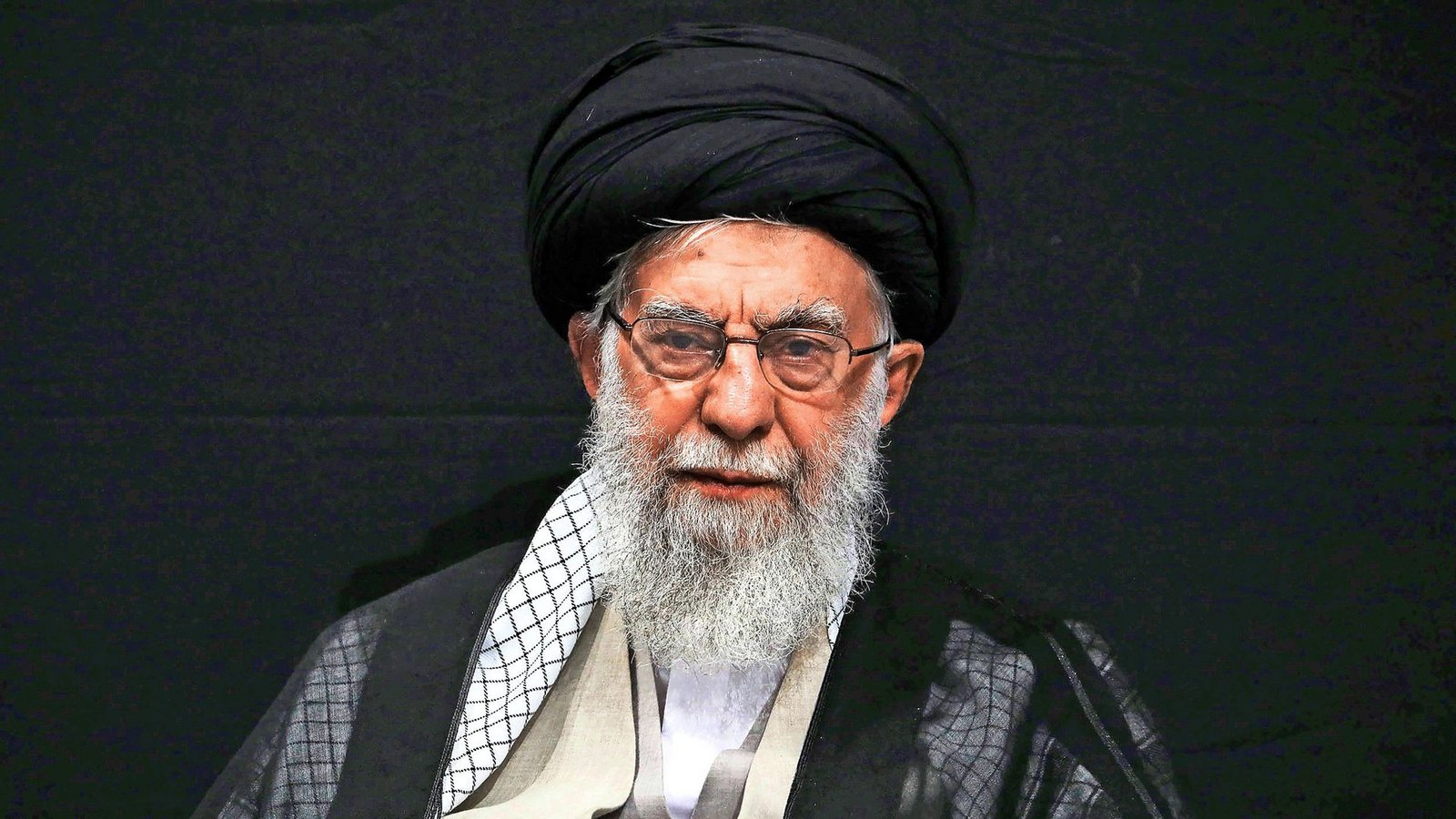 Graue Eminenz in Teheran: Ayatollah Ali Khamenei (oben) ist der oberste Chef des iranischen Regimes. Die Wirtschaft seines Landes leidet unter Sanktionen des Westens wegen der Atompolitik.Foto: imago/Iranian Supreme Leader's Office/Iranian Presidency