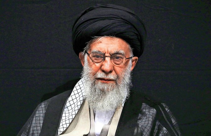 Graue Eminenz in Teheran: Ayatollah Ali Khamenei (oben) ist der oberste Chef des iranischen Regimes. Die Wirtschaft seines Landes leidet unter Sanktionen des Westens wegen der Atompolitik.<span class='image-autor'>Foto: imago/Iranian Supreme Leader's Office/Iranian Presidency</span>