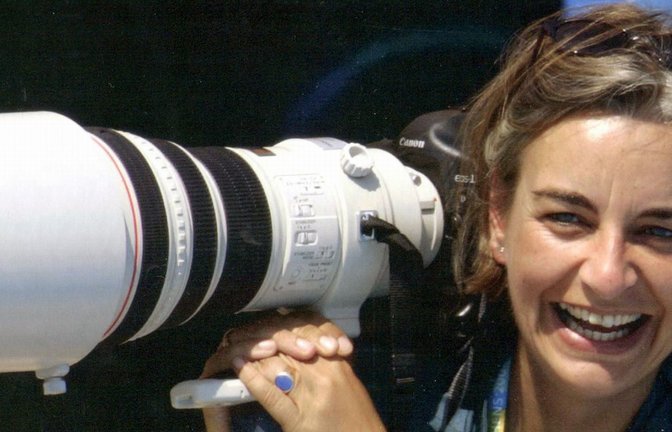 Die Fotojournalistin Anja Niedringhaus (1965-2014) bei den Olympischen Spielen 2004 in Athen.<span class='image-autor'>Foto: SWR/Jerry Lampen</span>
