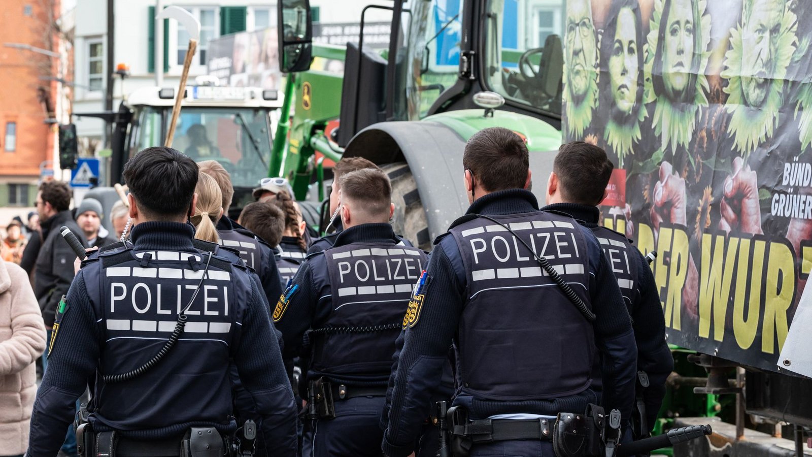 Beim Politischen Aschermittwoch der Grünen in Biberach hat die Polizei viel Arbeit gehabt.Foto: dpa/Silas Stein Beim Politischen Aschermittwoch der Grünen in Biberach hat die Polizei viel Arbeit gehabt.Foto: dpa/Silas Stein