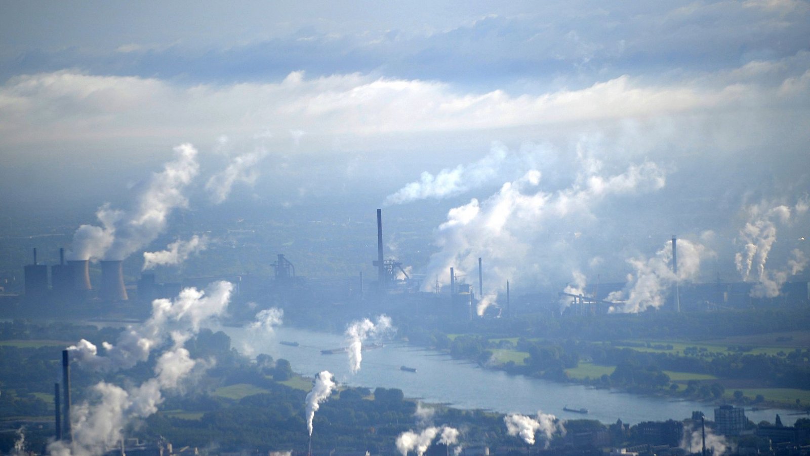 Stößt ein Unternehmen viel CO2 aus, muss es dafür Geld bezahlen.Foto: dpa/Jonas Güttler