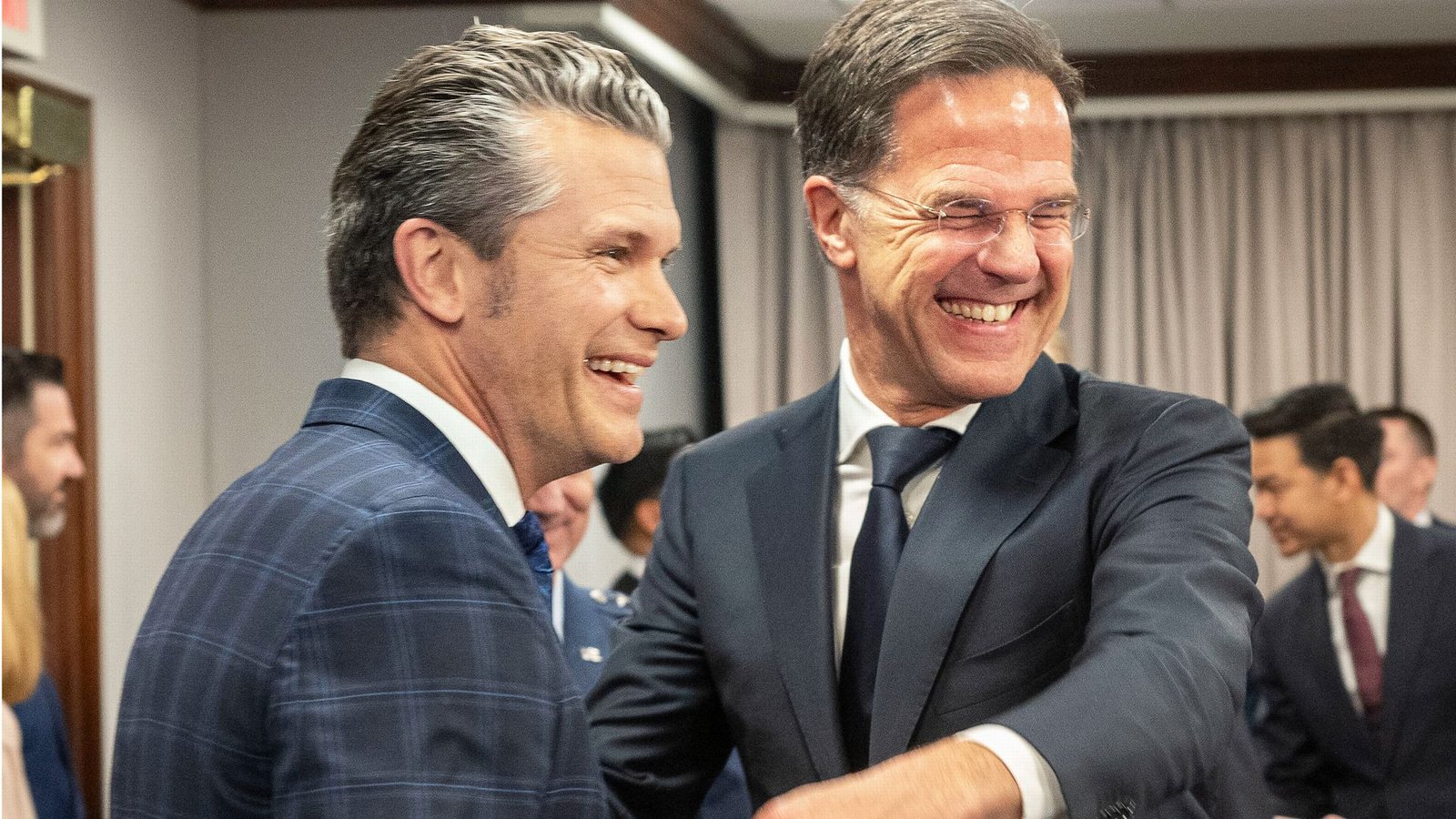 Schwieriger Gesprächspartner: Nato-Generalsekretär Marc Rutte (rechts) mi US-Verteidigungsminister Pete Hegseth.Foto: Kevin Wolf/AP/dpa Schwieriger Gesprächspartner: Nato-Generalsekretär Marc Rutte (rechts) mi US-Verteidigungsminister Pete Hegseth.Foto: Kevin Wolf/AP/dpa
