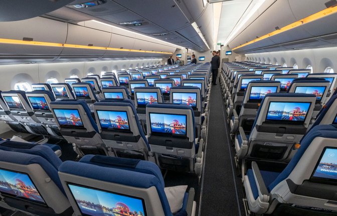 Sitze der Economy Class mit Bildschirmen während der Vorstellung von Lufthansa "Allegris" in einem Airbus A350-900. Mit dem Kunstbegriff "Allegris" ist ein neues Kabinenkonzept gemeint, das eine neue Bestuhlung für alle vier Reiseklassen der Langstreckenflugzeuge bedeutet soll.<span class='image-autor'>Foto: Peter Kneffel/dpa</span>