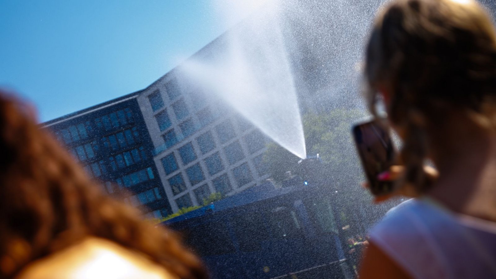 In Berlin versprühte die Polizei Wasser zur Abkühlung für die Menschen.Foto: Carsten Koall/dpa In Berlin versprühte die Polizei Wasser zur Abkühlung für die Menschen.Foto: Carsten Koall/dpa