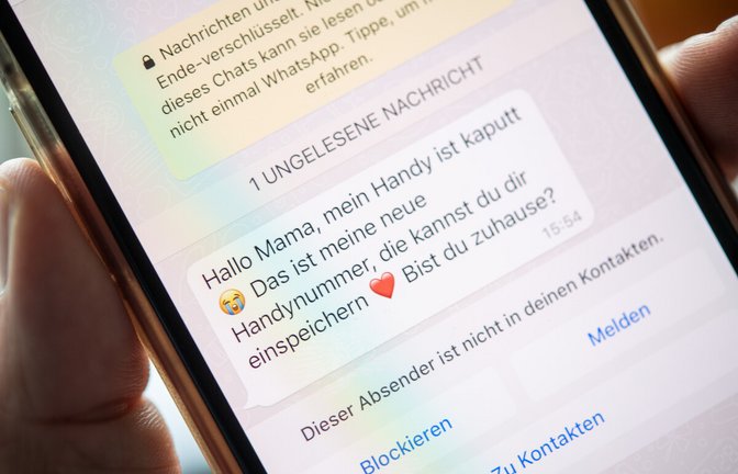 So fängt es meistens an bei der Whatsapp-Masche, dem modernen Enkeltrick.<span class='image-autor'>Foto: picture alliance/dpa/Zacharie Scheurer</span>