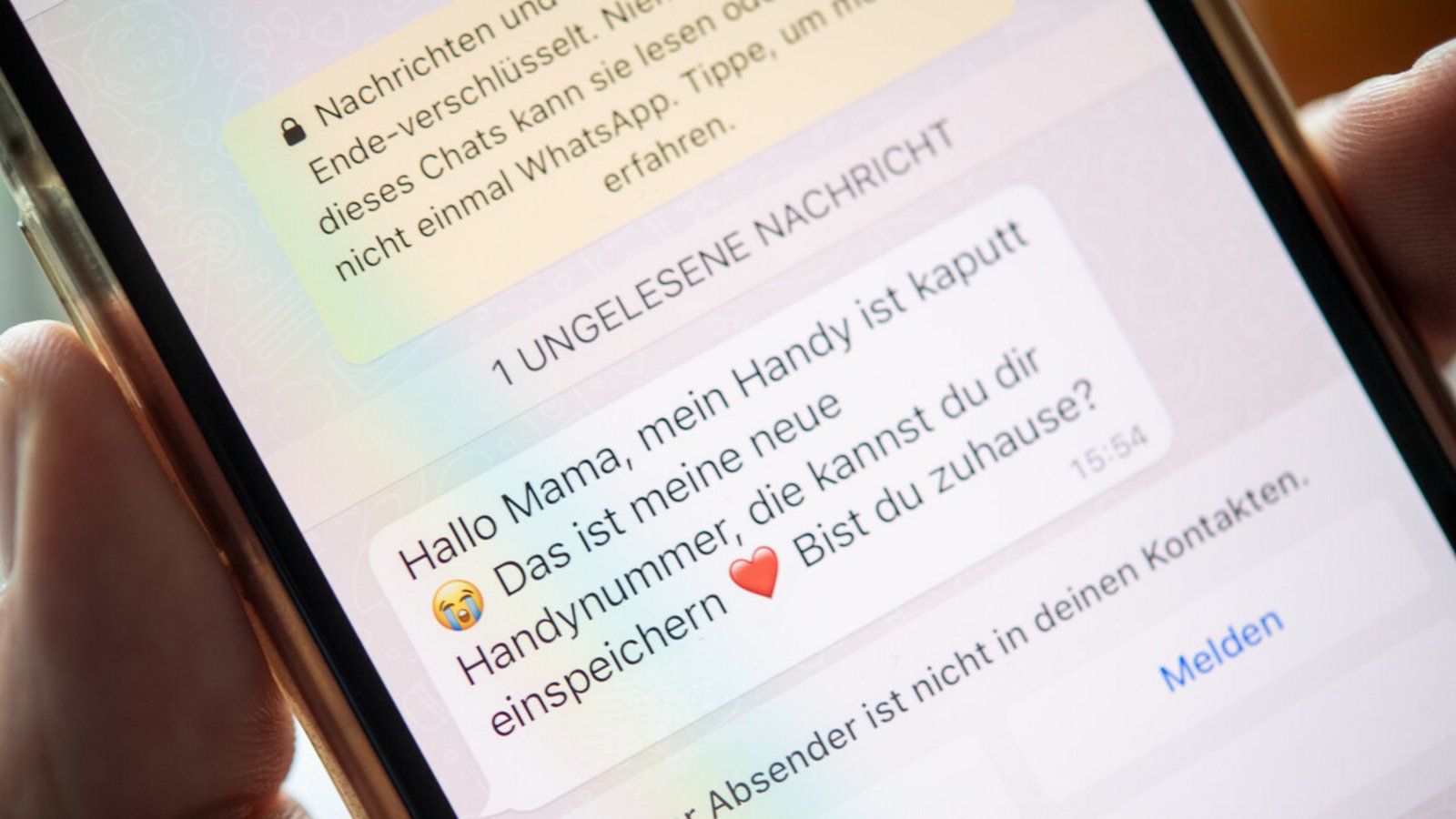 So fängt es meistens an bei der Whatsapp-Masche, dem modernen Enkeltrick.Foto: picture alliance/dpa/Zacharie Scheurer