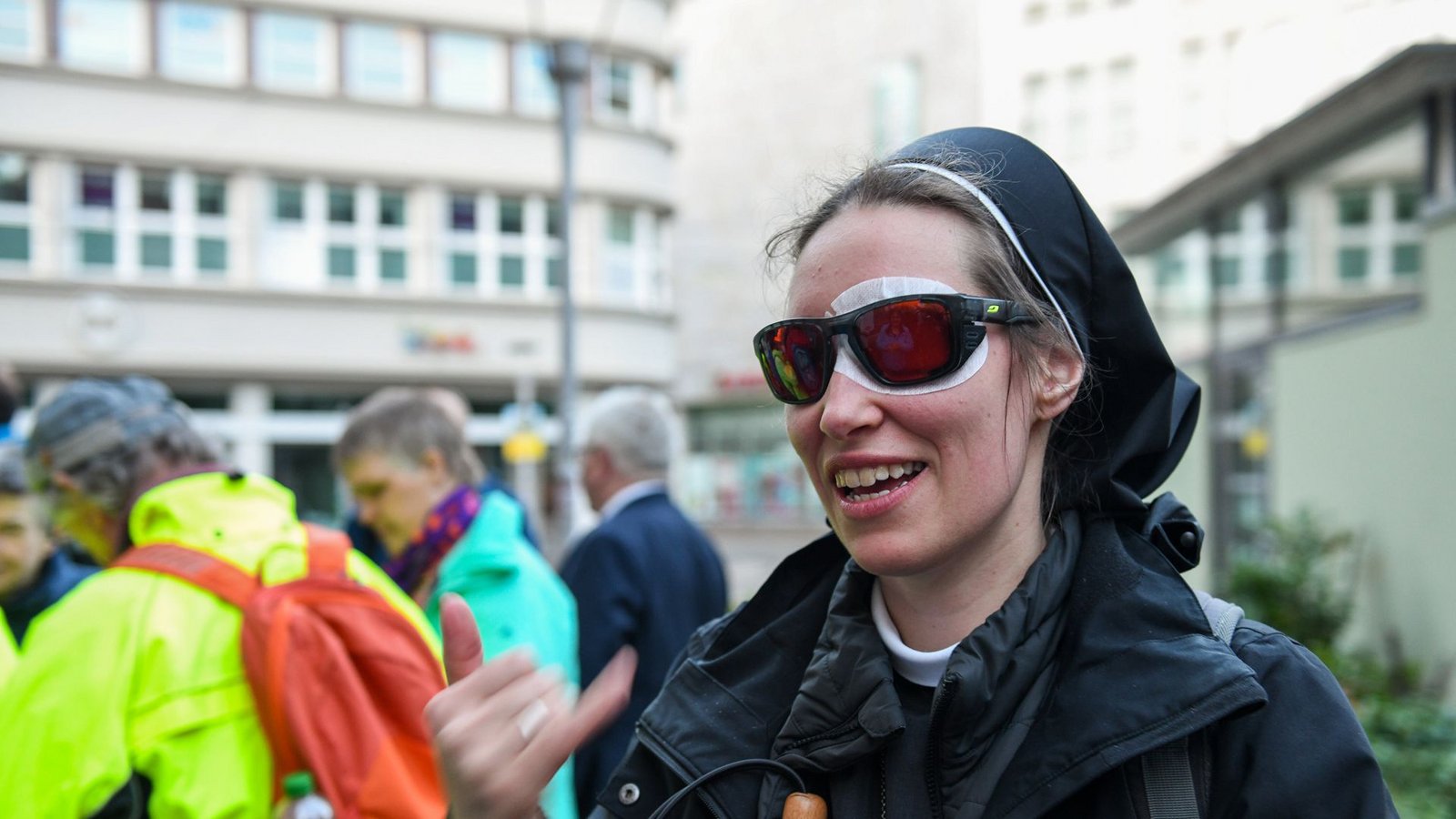 Eine Ordensschwester auf dem Erfurter Katholikentag im Gespräch mit anderen Teilnehmern.Foto: KNA/Harald Oppitz Eine Ordensschwester auf dem Erfurter Katholikentag im Gespräch mit anderen Teilnehmern.Foto: KNA/Harald Oppitz