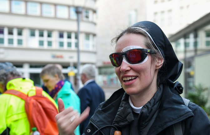 Eine Ordensschwester auf dem Erfurter Katholikentag im Gespräch mit anderen Teilnehmern.<span class='image-autor'>Foto: KNA/Harald Oppitz</span>